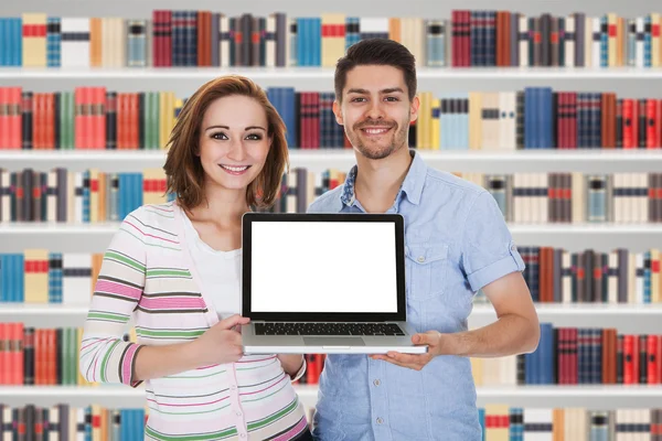 Couple Holding Laptop — Stock Photo, Image
