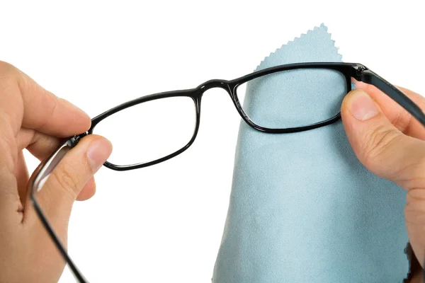 Pessoa que limpa óculos — Fotografia de Stock