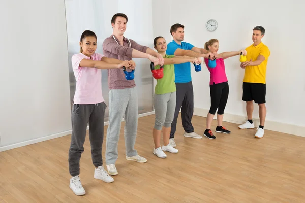 Instrutor de fitness com pessoas exercendo — Fotografia de Stock