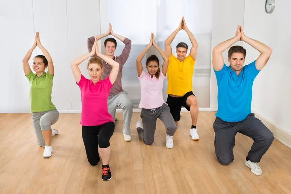 Groupe de personnes faisant du yoga — Photo