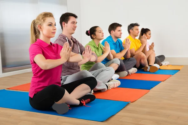 Pessoas fazendo meditação — Fotografia de Stock