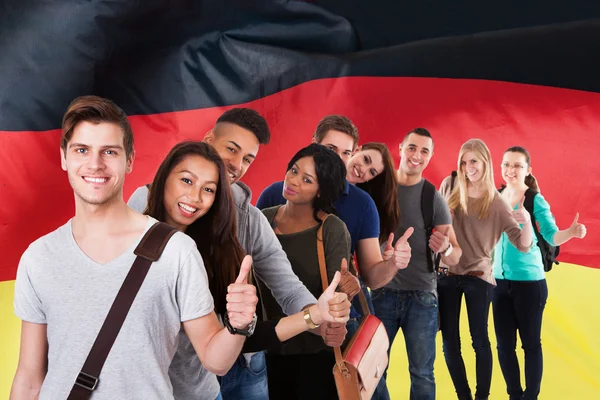 Estudantes na frente da bandeira alemã — Fotografia de Stock