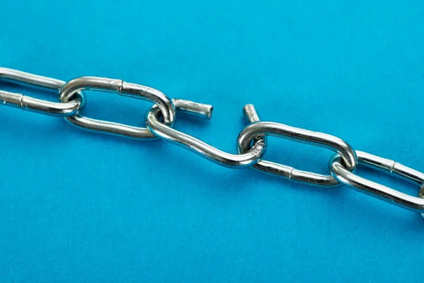 Broken Silver Chain — Stock Photo, Image