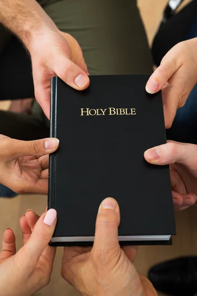 人们拿着神圣的圣经 — 图库照片
