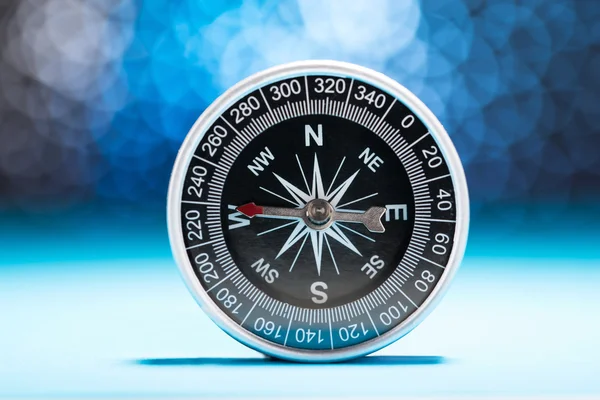 Kompass zeigt nach Westen — Stockfoto