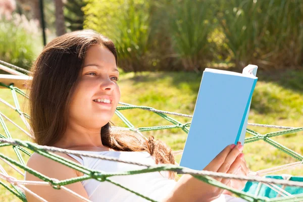 Frau liest Buch — Stockfoto