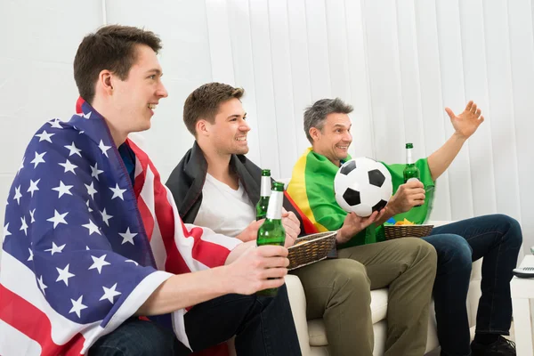 Amigos desfrutando de jogo de futebol — Fotografia de Stock