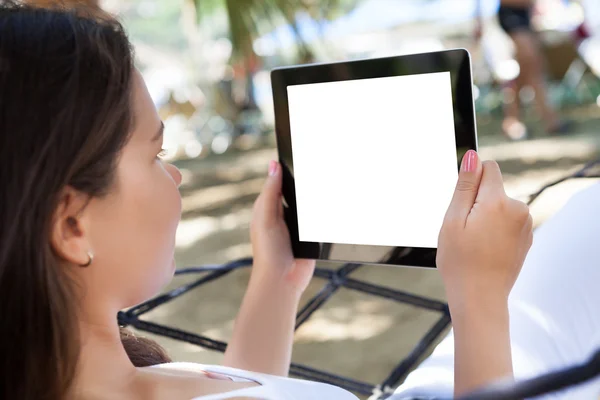 Vrouw die digitale tablet gebruikt — Stockfoto