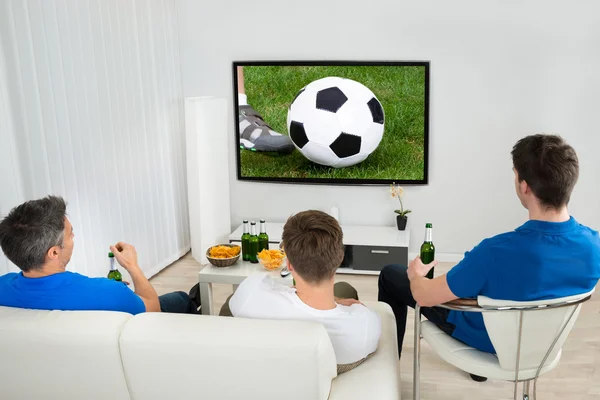 Mannen kijken naar voetbalwedstrijd — Stockfoto