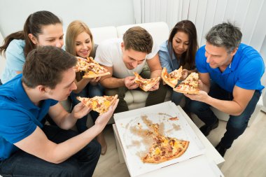 Pizza Yiyen Arkadaşlar