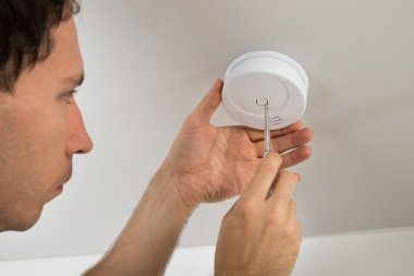 Elektrikçi tamir yangın sensörü