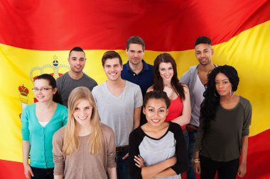 İnsanların İspanyol bayrağı önünde