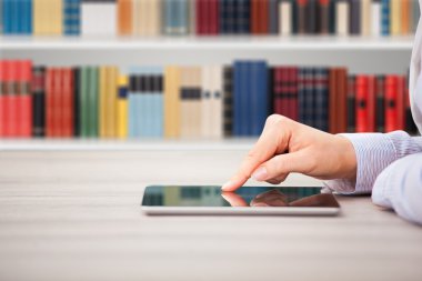 dijital tablet kullanan kadın