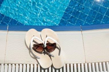 Flip flop ve güneş gözlüğü