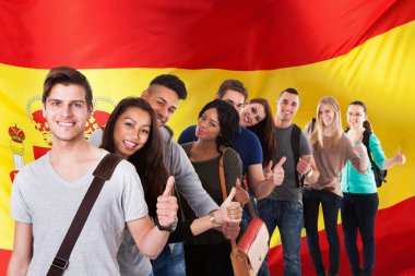 Öğrencilerin İspanyol bayrağı önünde