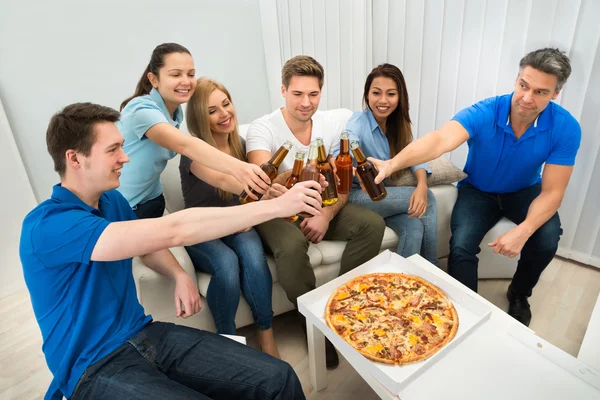 Gruppo di amici che si godono la pizza — Foto Stock