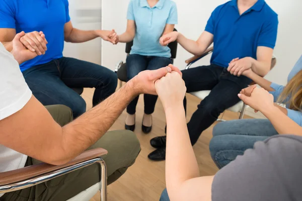 Grupo de personas rezando — Foto de Stock