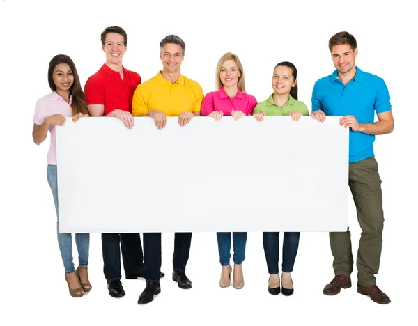 Freunde zeigen leere Plakatwand — Stockfoto