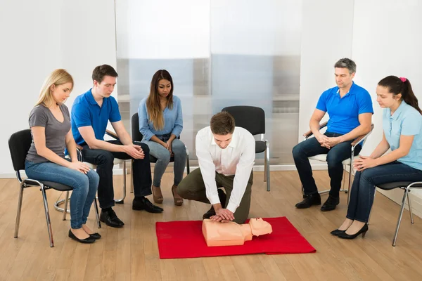 Instructor Showing Resuscitation Technique — Stock Photo, Image