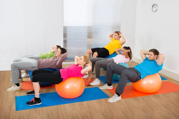 Menschen, die auf Pilates-Bällen trainieren — Stockfoto