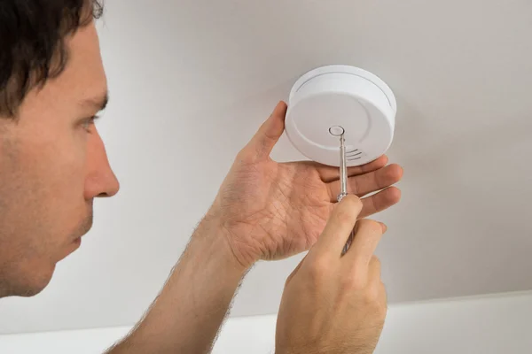 Electrician Repairing Fire Sensor — Stock Photo, Image