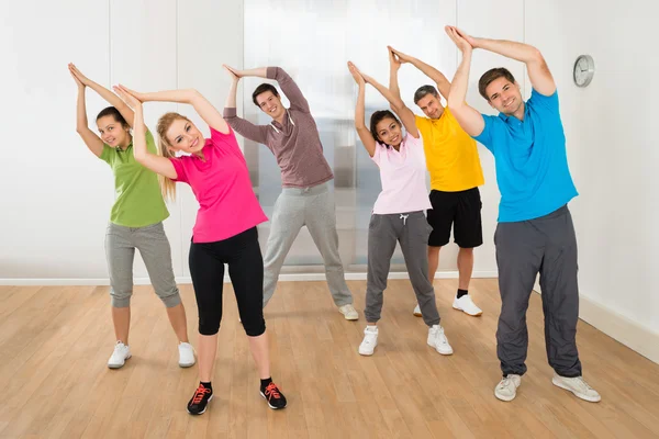 Groupe de personnes faisant du yoga — Photo