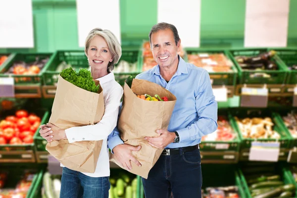 Pareja sosteniendo bolsas de comestibles —  Fotos de Stock