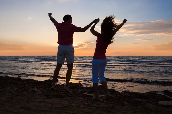 Pareja disfrutando del océano —  Fotos de Stock