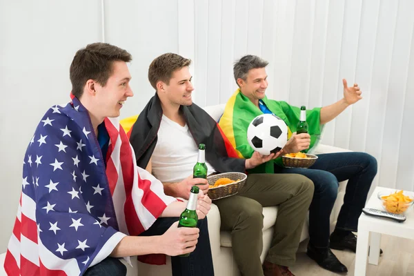 Venner nyter fotballkampen – stockfoto