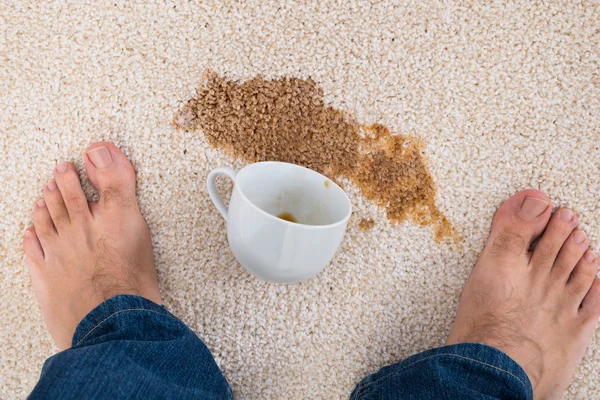 Café derramado en la alfombra — Foto de Stock