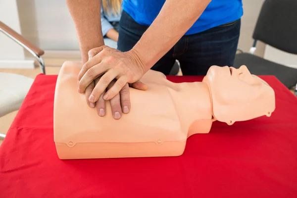 Instructor Showing Resuscitation Technique — Stock Photo, Image