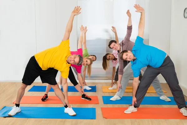 Spor salonunda egzersiz yapan insanlar. — Stok fotoğraf