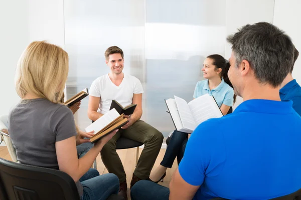 Freunde lesen Bibel — Stockfoto