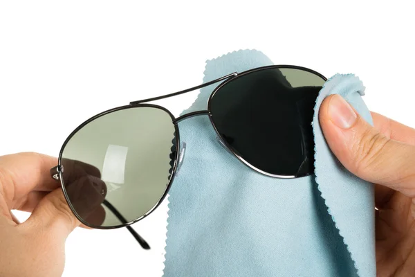 Чистка солнцезащитных очков — стоковое фото
