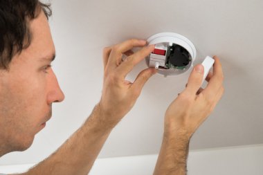 Elektrikçi duman dedektörü ile