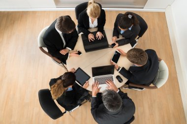 Bilgisayarları kullanan iş adamları