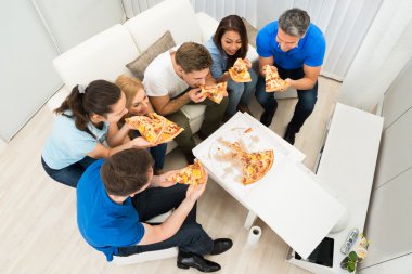 Pizza Yiyen Arkadaşlar