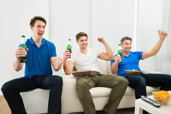 Homens segurando garrafas de cerveja — Fotografia de Stock