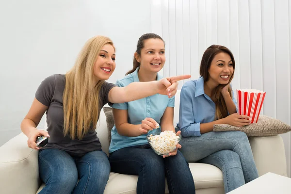 Jovens MULHERES assistindo televisão — Fotografia de Stock