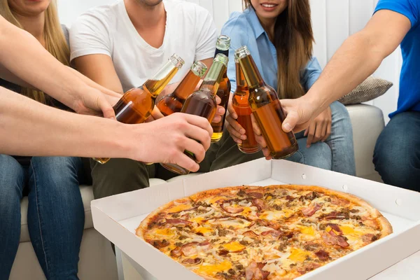 Gruppo di amici che si godono la pizza — Foto Stock