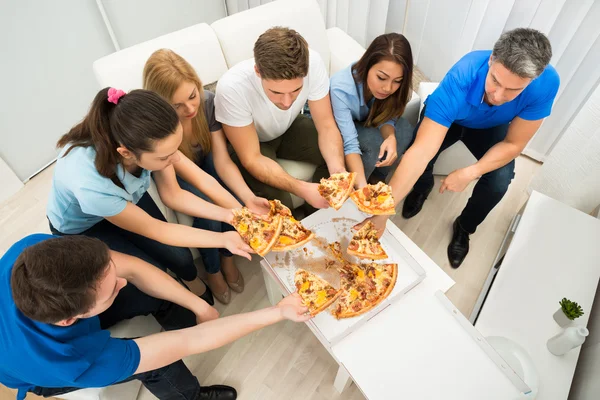 Freunde essen Pizza — Stockfoto