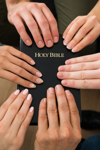 Osób posiadających Pismo Święte — Zdjęcie stockowe