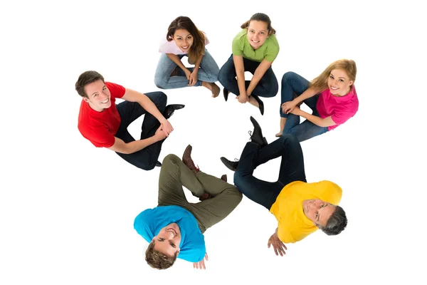 Mnohonárodnostní přátel sedí v kruhu — Stock fotografie
