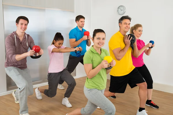 Personas que hacen ejercicio con Kettle Bells — Foto de Stock