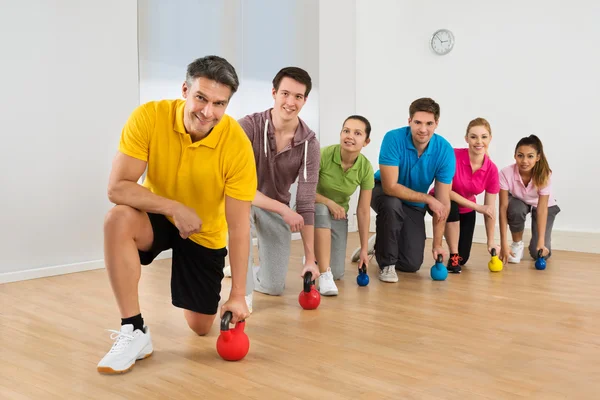 Instructeur de conditionnement physique avec des personnes exerçant — Photo