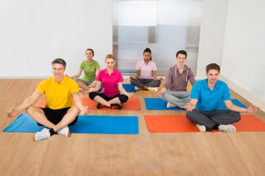 İnsanlar meditasyon yapıyor.