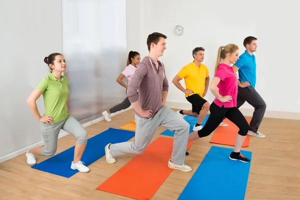 Menschen, die auf Matten trainieren — Stockfoto