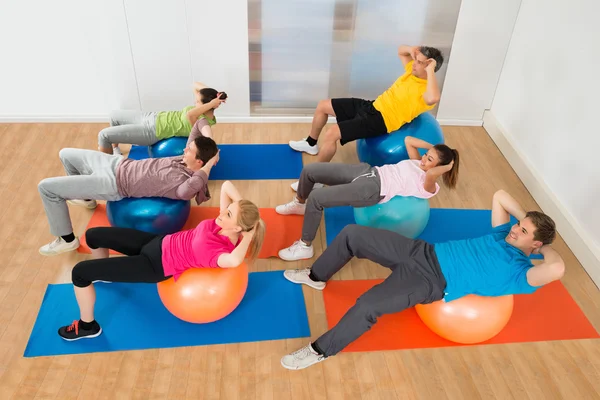 Pessoas se exercitando em bolas Pilates — Fotografia de Stock