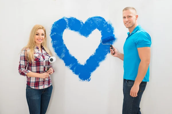 Couple Painting Heart On Wall — Stock Photo, Image