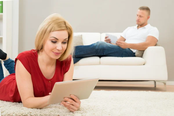 Mujer usando tableta digital — Foto de Stock